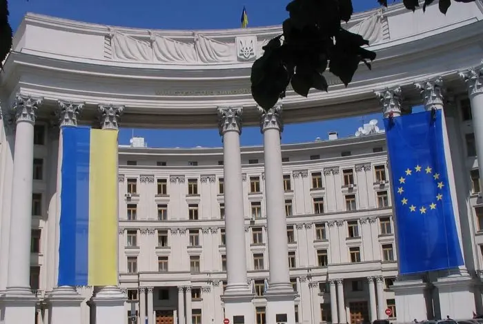 прапор України на будівлі